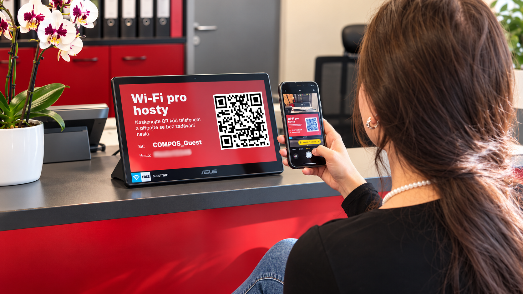 ASUS ExpertCenter E1 na&nbsp;recepci COMPOS DISTRIBUTION jako informační panel